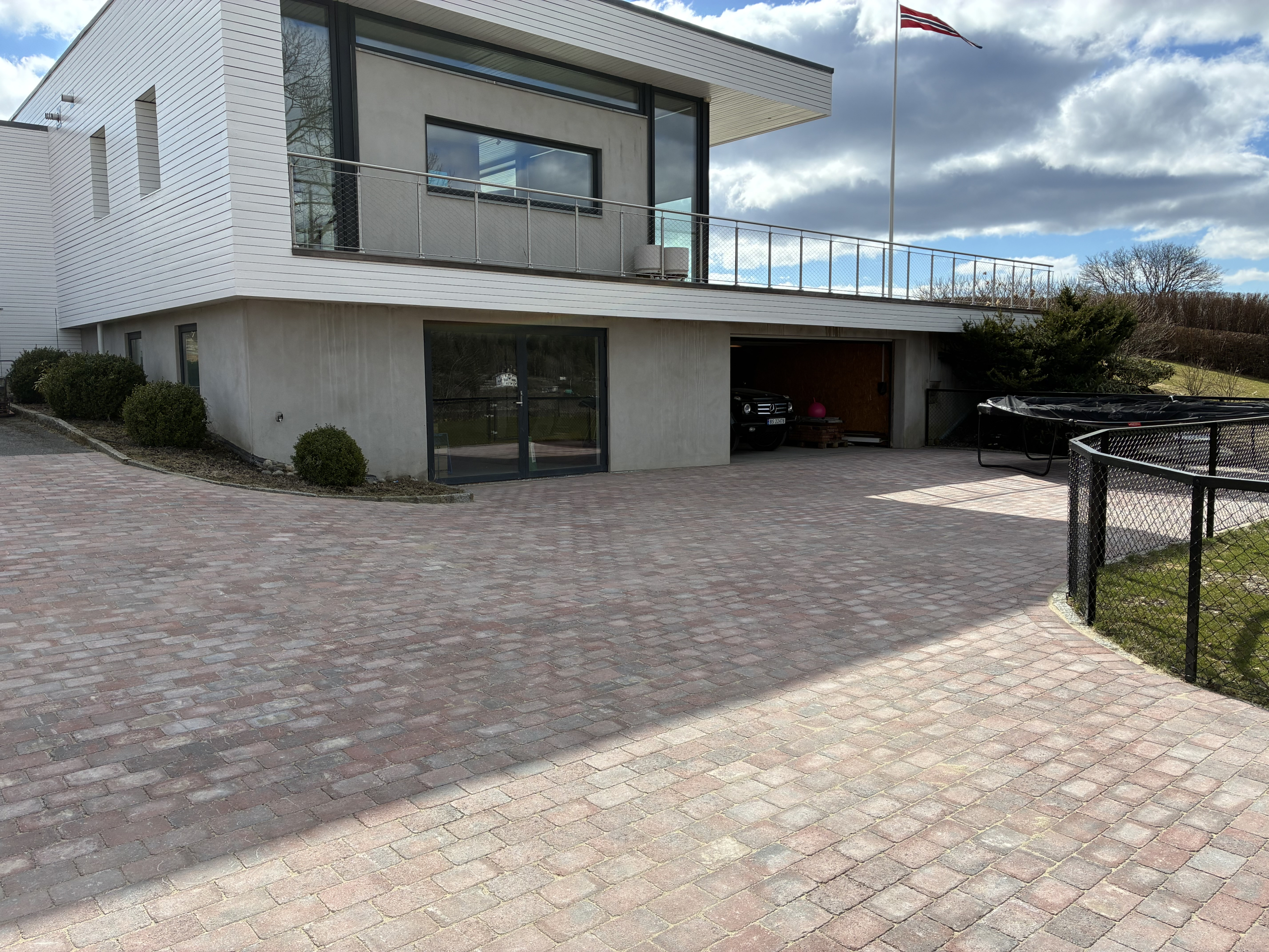 Oversiktsbilde som viser det ferdige resultatet med belegningsstein foran huset i Son.