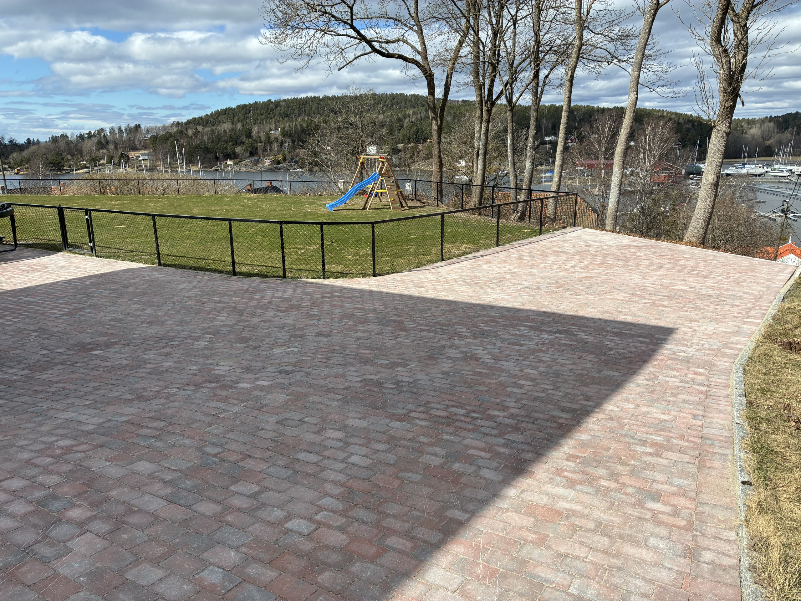 Nylagt belegningsstein foran inngangspartiet til en enebolig i Son, utført av Gartner1.