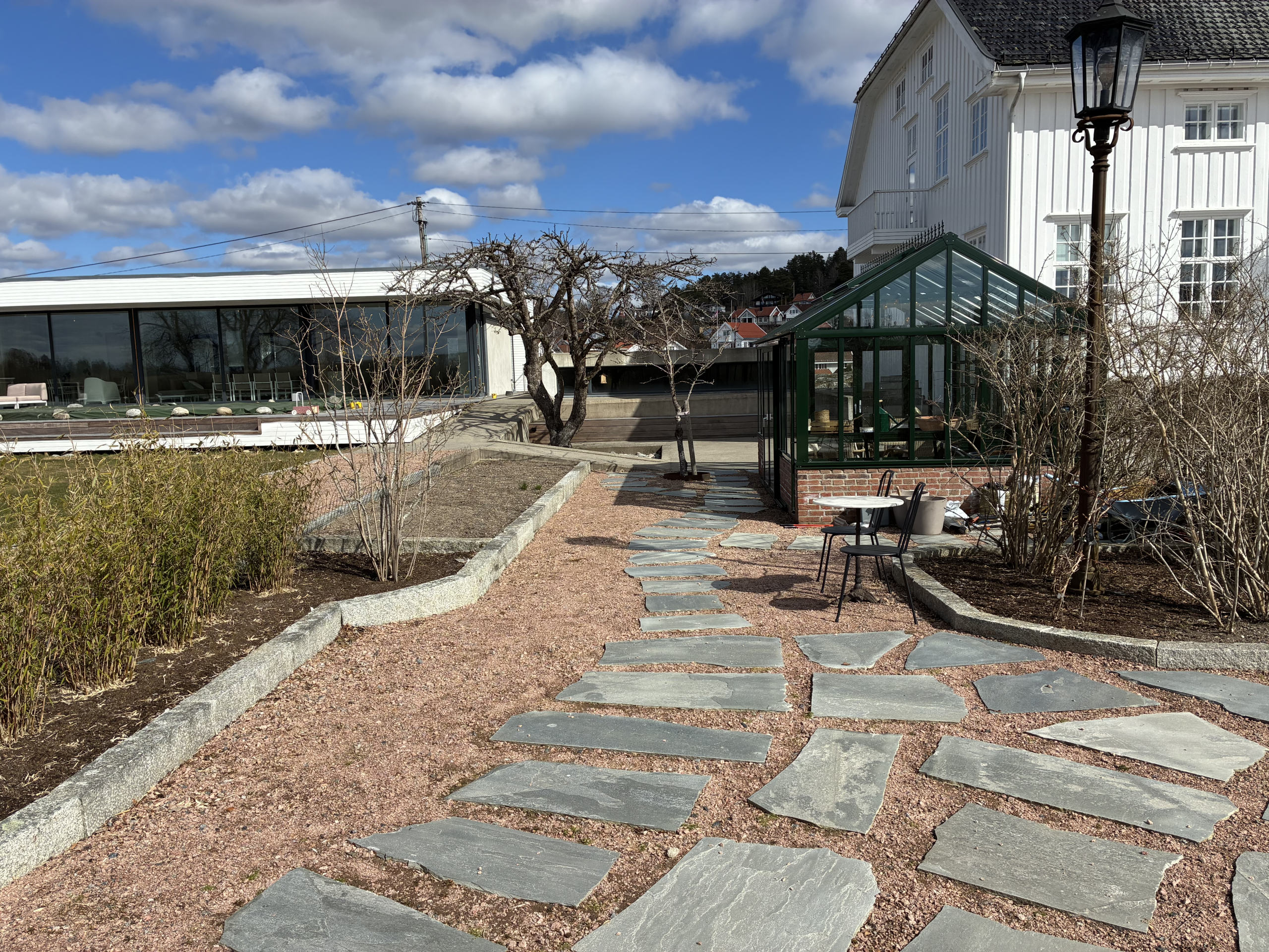 Totalrenovert uteområde i Moss med ny gårdsplass, skiferstier og Willab Garden drivhus.